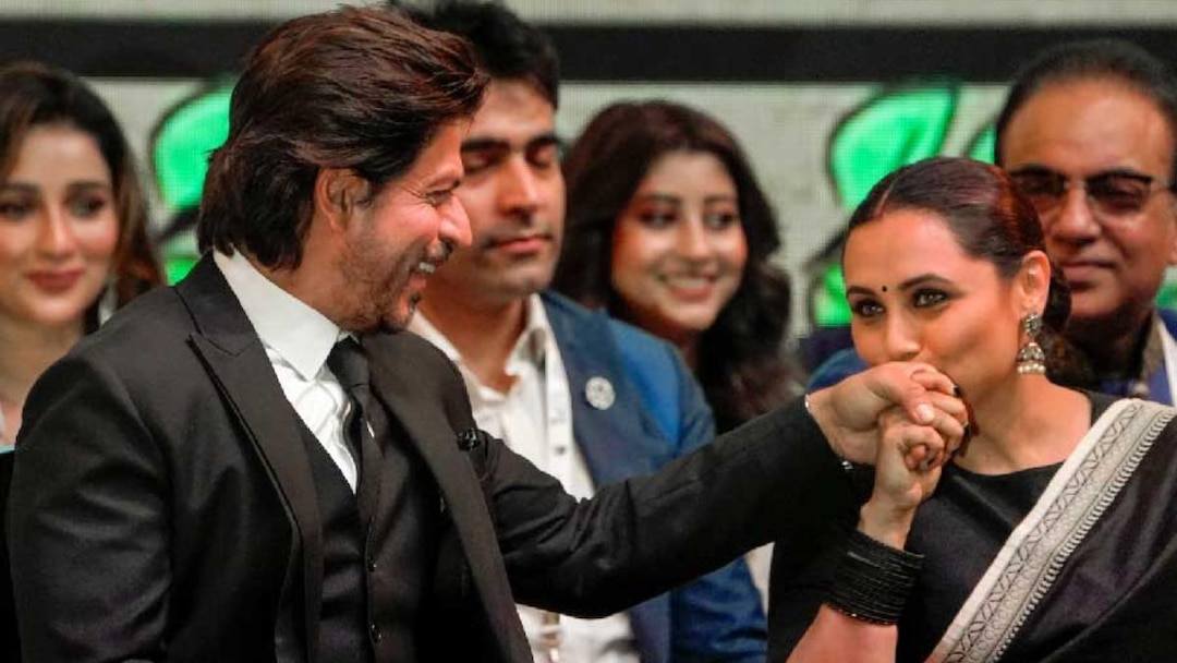 SRK & Rani Mukerji share an iconic moment at Kolkata International Film Festival