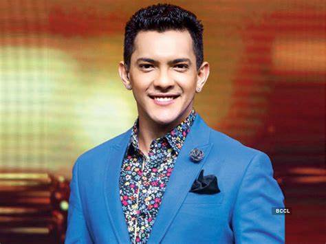 Amid concert, Aditya Narayan snatches phone from fan, throws it away