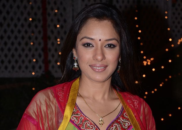 ‘Language Shows Her Class’: Rupali Ganguly Slammed for Insulting Doctor, Saying ‘Auraton Ko Itna Vella Time Kaha Se Hai’!