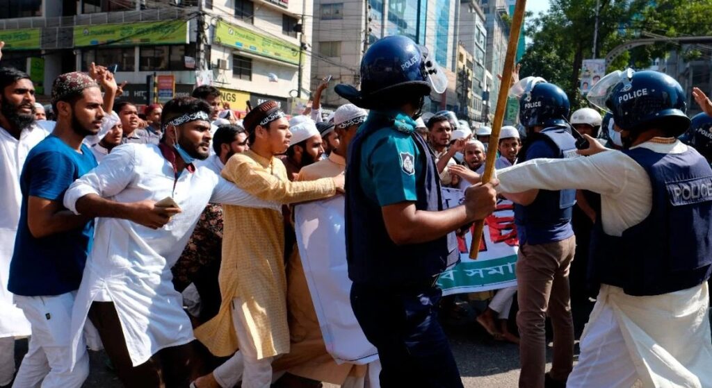 কুমিল্লায় ২ পুলিশকে পিটিয়ে হত্যা, মৃত্যু হল এক যুবকের