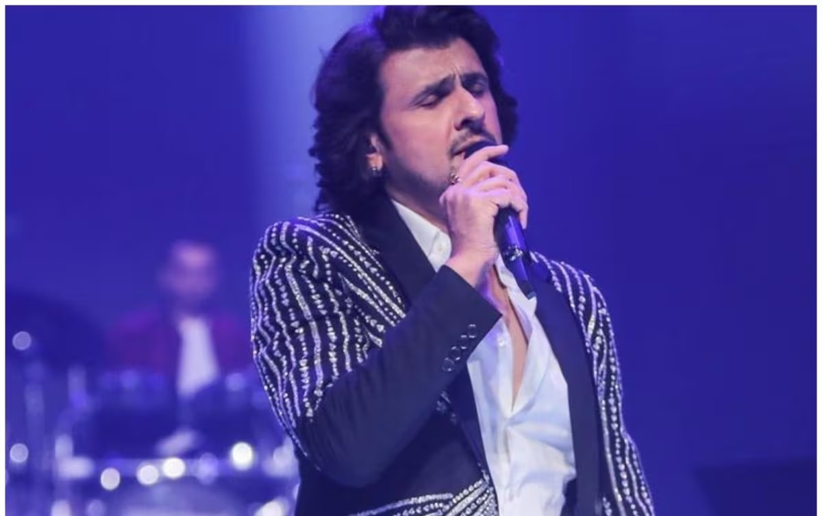 Sonu Nigam has pain from spasms while performing live